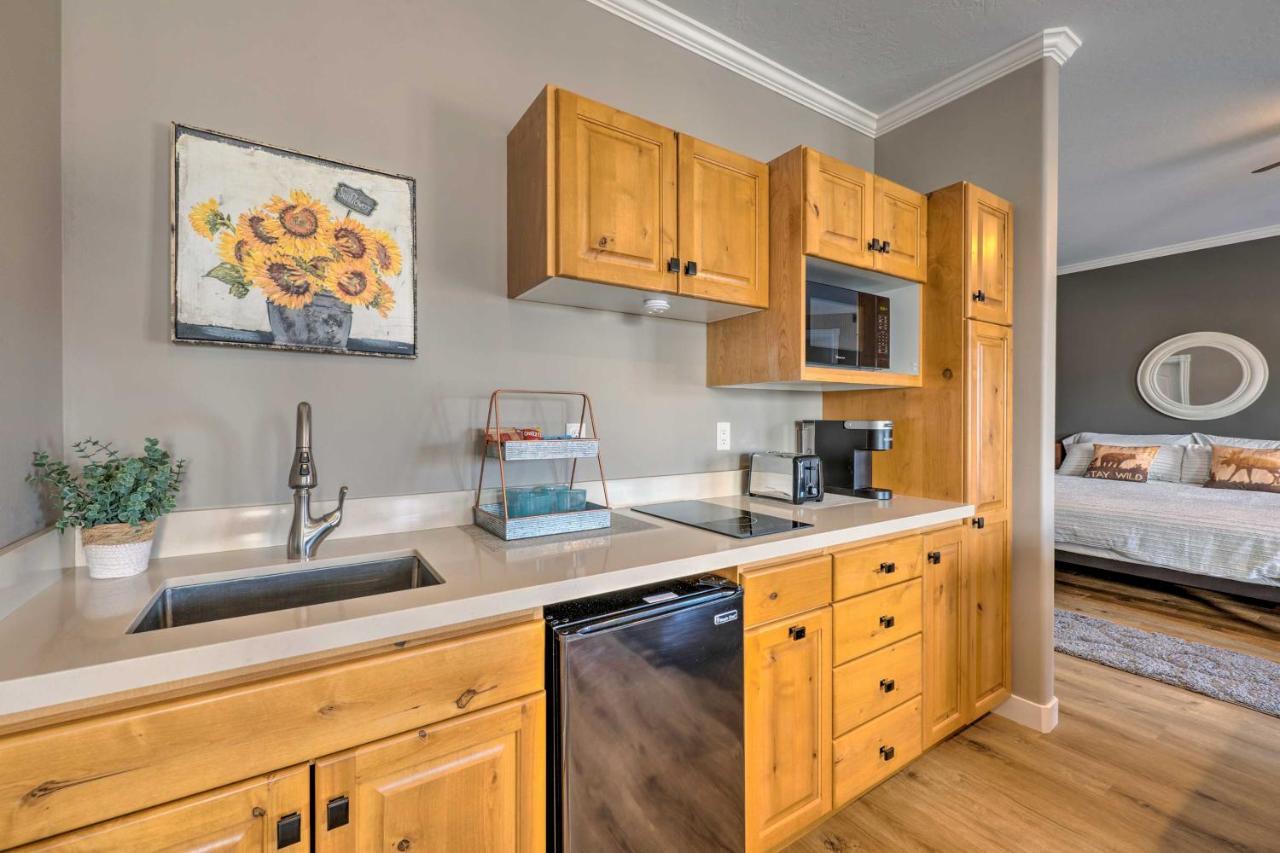 Large, Cozy Midway Studio With Mountain Views! Exterior foto